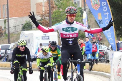 Ángel Fuentes ha ganado recientemente la Carrera del Pavo.-ISRAEL L. MURILLO