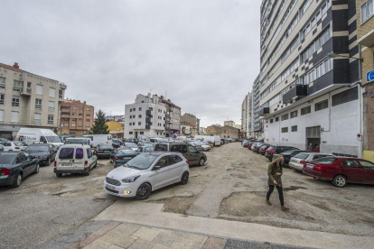 Los vecinos utilizan esta zona para aparcar que lleva toda la vida en precario.-ISRAEL L. MURILLO