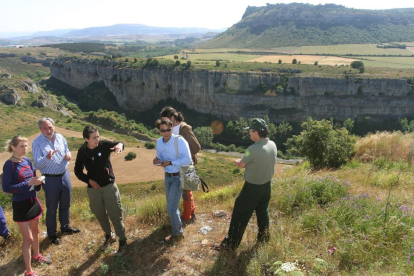 Dos evaluadores de la Unesco, en la visita de estimación en el cañón de la Horadada (Palencia).-ICAL