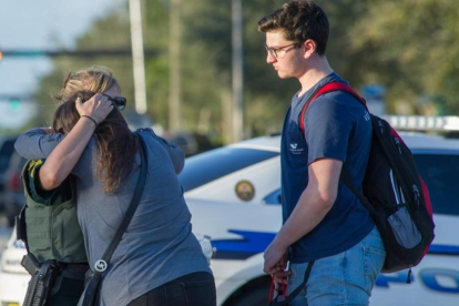 Una agente de policía consuela a una mujer tras el tiroteo.-EFE / GIORGIO VIERA
