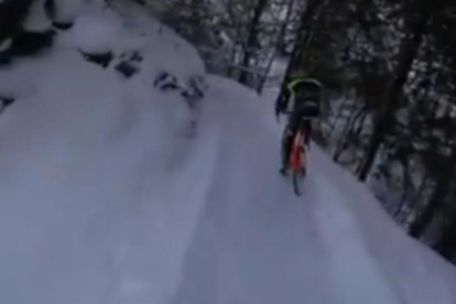 Pedaleando sobre la nieve.-TWITTER