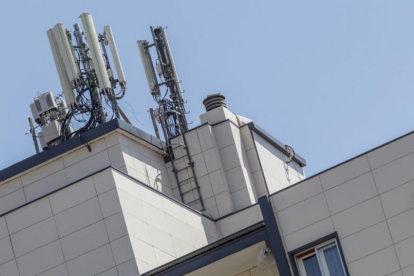 Imagen de antenas de telefonía sobre un edificio de la ciudad.-SANTI OTERO