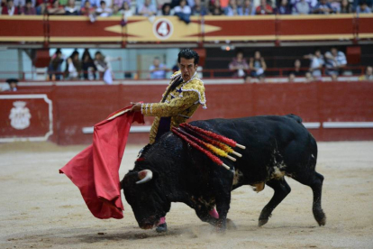 Instante de la desgarradora faena de Morenito frente al toro indultado.-A. C.