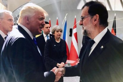 Trump y Rajoy se saludan en la cumbre de la OTAN celebrada en Bruselas el pasado mayo.-EL PERIÓDICO