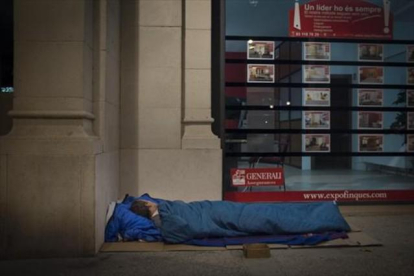 Un hombre duerme en el paseo de Picasso, en Barcelona, a principios de este año.-CARLOS MONTAÑÉS