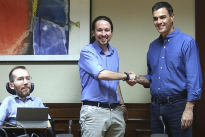 Pablo Iglesias y Pedro Sánchez se saludan al inicio de la reunión de Podemos y el PSOE, este lunes en el Congreso.-DAVID CASTRO