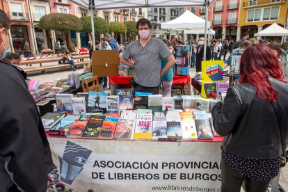 Víctor Arnáiz, de la librería Dina 4, no se esperaba tal afluencia de gente durante el Día del Libro. SANTI OTERO