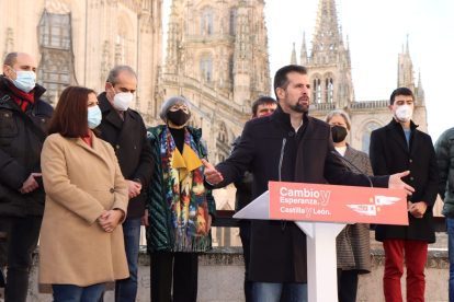 Tudaca presentó a los pies de la Catedral la lista del PSOE por Burgos para el 13F. ECB