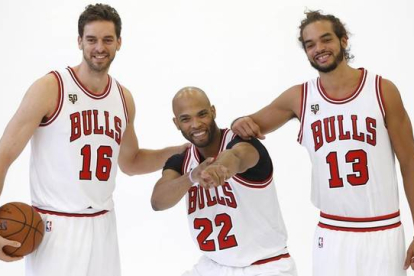 Gasol bromea con Gibson y Noah en la sesión fotográfica de los Bulls-AP