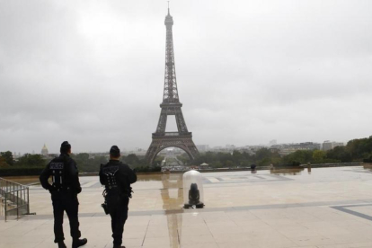 Policías patrullan en la plaza Trocadero, en las inmediaciones de la Torre Eiffel, en París.-AP / FRANCOIS MORI