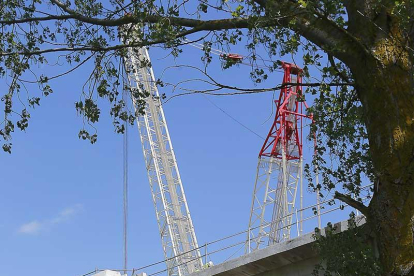 Dos operarios trabajan con una sierra del tipo radial para seccionar las piezas de hormigón que serán retiradas.-RAÚL G. OCHOA