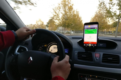Un conductor muestra la aplicación que se usa para el pago de peaje en autopistas.-REPORTAJE GRÁFICO: EL MUNDO