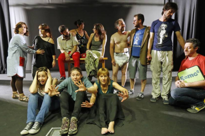 Los componentes de Teatrería Denuncia andan a contrarreloj esta semana con los últimos ensayos en la Casa de Cultura de Gamonal.-Raúl Ochoa