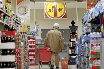 Un hombre hace la compra en un supermercado.-CARLOS CUÉLLAR