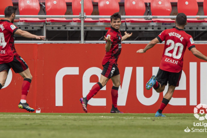 Javi Muñoz, Djouahra y Víctor Gómez celebran el gol de la victoria ante el Fuenlabrada. TWITTER / @CDMIRANDES / LALIGA
