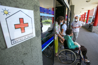 Un enfermero a la puerta de los centros de salud Cristóbal Acosta y López Saiz de Burgos. TOMÁS ALONSO