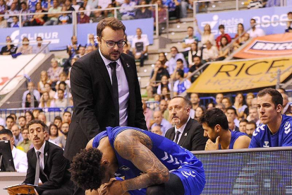Fran Hernández, entrenador ayudante del SanPablo, anima a Tokoto en un momento de esta temporada.-MARÍA GONZÁLEZ