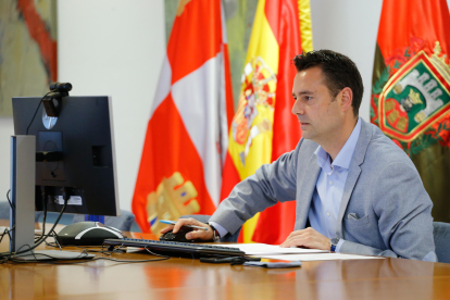 El alcalde de Burgos en un instante del Pleno telemático celebrado hoy. SANTI OTERO