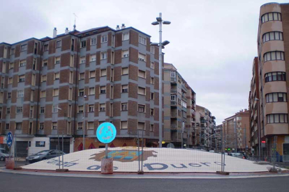 Los socialistas apuestan por invertir en los barrios. En la imagen, obras en la rotonda Doctor Costales.-L.V.