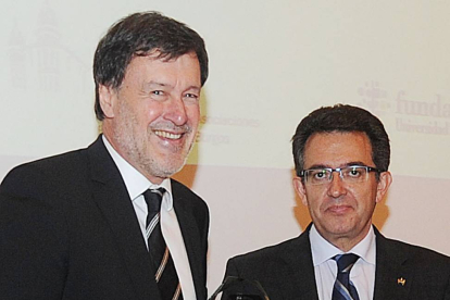 El rector, Alfonso Murillo, entrega el premio a Domenech.-S. OTERO
