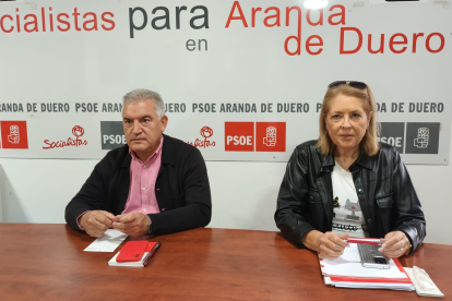 El portavoz socialista, Ildefonso Sanz, junto a su compañera de partido, Amparo Simón