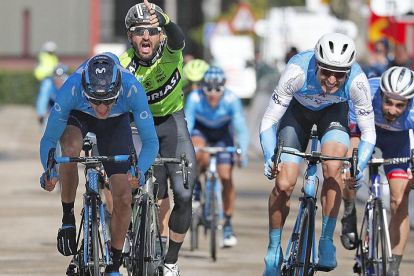 Carlos Barbero gana el esprint en Castrojeriz mientras Enrique Sanz entra en meta protestando por la maniobra del burgalés.-PHOTO GOMEZ SPORT / MOVISTAR TEAM