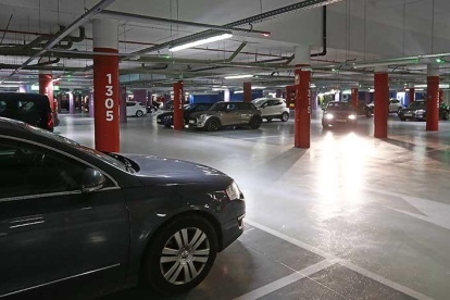 Actualmente, las 575 plazas de aparcamiento de la segunda planta del Fórum están cerradas al público.-RAÚL G. OCHOA
