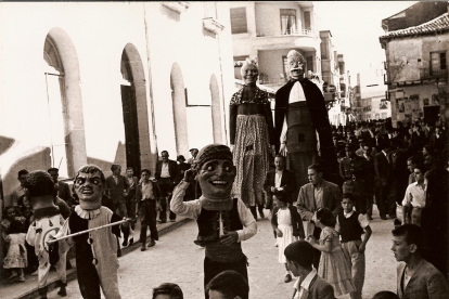 Imagen de los cabezudos de Aranda en 1950. Foto cedida por Máximo López