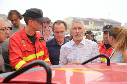 El ministro de interior, Fernando Grande-Marlaska y la delegada del gobierno, Virginia Barcones, visitan el puesto de mando del incendio de Losacio.