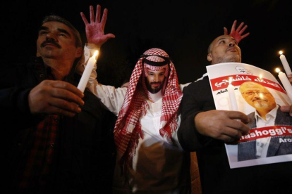Un activista con la máscara del príncipe saudí.-EMRAH GUREL/ AP