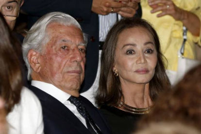 Mario Vargas Llosa e Isabel Preysler, en su primer acto oficial como pareja en España.-EFE