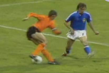 El legendario regate de Johan Cruyff al sueco Jan Olsson en el Mundial de 1974.-