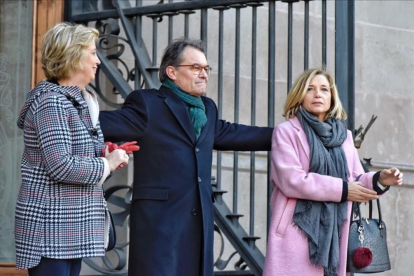 Artur Mas, Joana Ortega e Irene Rigau, en el Palacio de Justicia de Barcelona durante el juicio por el 9-N, en febrero del 2017.-FERRAN SENDRA
