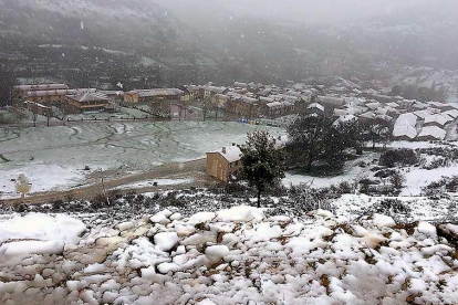 Desde la lejanía, Neila presentaba ayer este idílico aspecto bajo un blanco manto de nieve en plena primavera.-AYTO DE NEILA