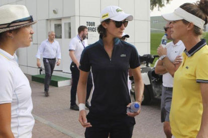 La golfista francesa Anne-Lise Caudal (centro) comenta con otras jugadoras la tagedia vivida en Dubái por la muerte de su cadi.-AP / KAMRAN JEBREILI
