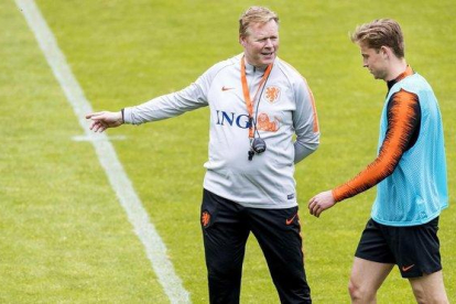 Koeman charla con Frenkie de Jong durante el entrenamiento de la selección holandesa en Zeist.-EFE / KOEN VAN WEEL