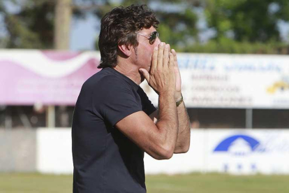 Patxi Salinas da instrucciones a sus jugadores durante un amistoso disputado en Arlanza-Raúl G. Ochoa