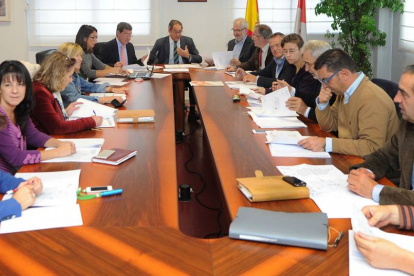 Un momento de la reunión celebrada ayer entre el delegado territorial  los diputados provinciales burgaleses.-I. L.M.