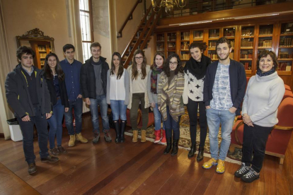 Los alumnos participantes en Iminjo 2015 posan junto a la directora del centro, María Luz García Parra.-SANTI OTERO