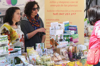 Huevos, café o chocolate son sólo algunos de los productos que se podían adquirir en la feria.-ISRAEL L. MURILLO