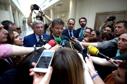 El ministro de Justicia, Rafael Catalá, da explicaciones sobre el mensaje a Ignacio González, el martes en los pasillos del Senado.-DAVID CASTRO
