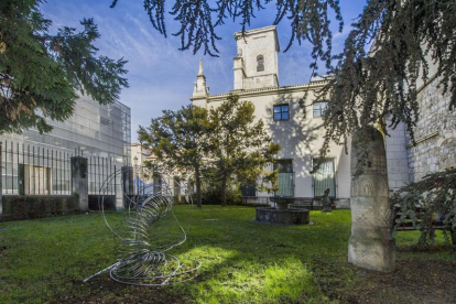La propuesta de remodelación proyecta abrir al uso este jardín que podrá convertirse en uno de los accesos principales al Monasterio de San Juan.-ISRAEL L. MURILLO