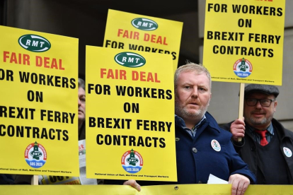 <em>Trabajadores y sindicalistas protestan ante el Departamento de Transportes, en Londres, para protestar por las condiciones de los contratos laborales de ferris creados específicamente a causa del 'brexit'