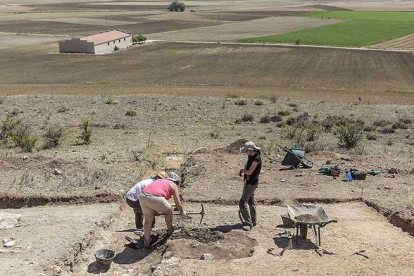 El equipo trabaja en la cata en la que se han encontrado los sillares del monumento funerario, ubicado en la ladera que en un futuro ocupará el Centro de Recepción con vistas al paraje.-S. O.