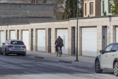 La calle San Pedro de Cardeña en las cercanías de Las Veguillas reúne varios accesos para vehículos con rebaje de la acera.-SANTI OTERO