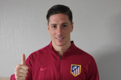 Gesto de Fernando Torres al dejar el hospital.-TWITTER / ATLÉTICO