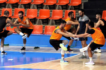 Los jugadores delTizona Universidad de Burgos completan un ejercicio durante un entrenamiento. CB TIZONA