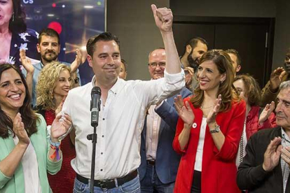 De la Rosa festeja el resultado con miembros de su candidatura.-SANTI OTERO