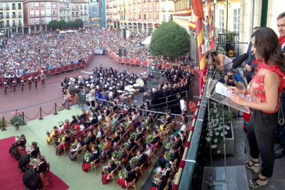La piloto Cristina Gutiérrez se dirgie a los burgaleses desde el balcón del Ayuntamiento.-ISRAEL L. MURILLO