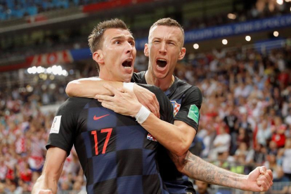 El delantero croata Mario Mandzukic (i) celebra con el delantero croata Ivan Perisic (d) tras marcar el 2-1.-EFE